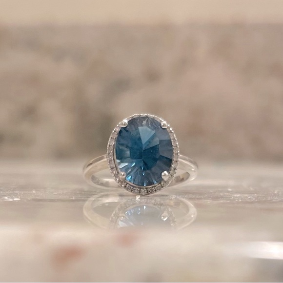 3.5 carat London Blue Topaz w/diamond halo 14 kt white gold ring- size 6 - Picture 6 of 9